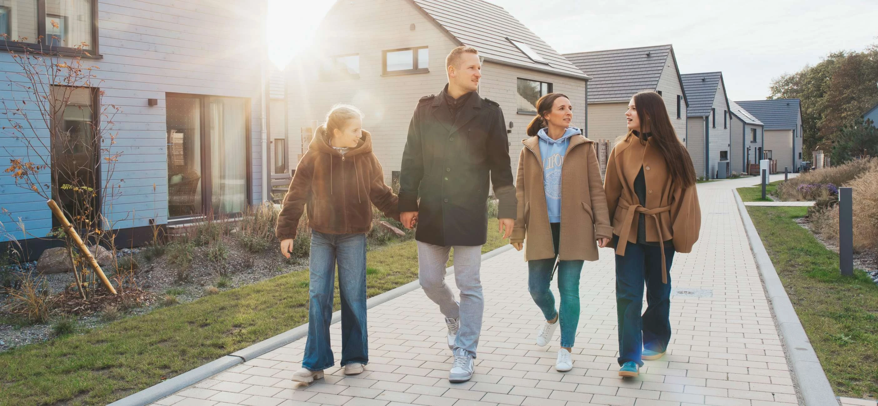 Eine Familie mit zwei Kindern geht durch das Rügen-Ressort in Sagard, das über viele kinderfreundliche Ferienhäuser verfügt.